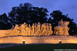 Iluminação do Monumento às Bandeiras
