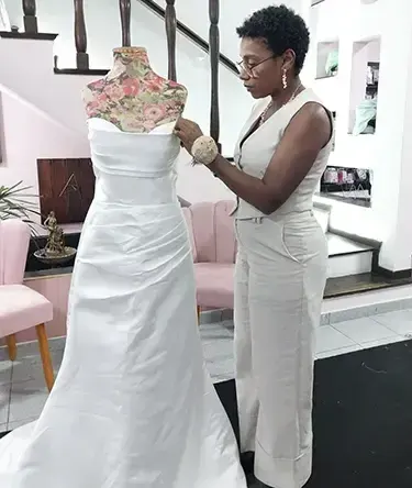 Profissional da Rosiermarry ajustando um vestido de noiva